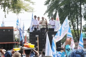 Buruh Tuntut Kenaikan Upah 12 Persen, Bupati Serang Ratu Zakiyah Kirim Surat ke Presiden