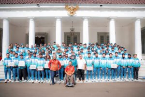 Tembus 5 Besar Popnas 2025, Gubernur Andra Soni Serahkan Penghargaan kepada Atlet Berprestasi