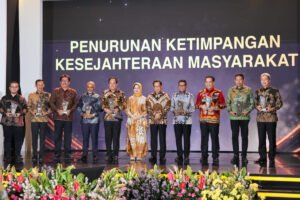 Sukses Turunkan Ketimpangan, Gubernur Banten Andra Soni Terima Penghargaan Kinerja Pemda dari Kemendagri