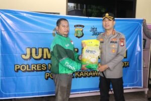 Jum’at Berkah, Kapolres Metro Tangerang Kota Turun Langsung Bagikan Sembako untuk Ojol di Karawaci
