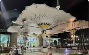 Masjid Raya Al A’zhom Tangerang, Ikon Wisata Religi dengan Kubah Terbesar dan Payung ala Masjid Nabawi