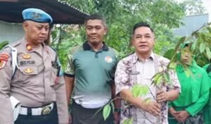 Camat Neglasari Iwan Mulyawan Pimpin Aksi Bersih Lingkungan dan Penanaman Pohon Bersama Warga