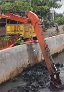 Hadapi Potensi Bencana Hidrometeorologi, DPUPR Kota Tangerang Normalisasi Saluran Mahkota Simprug