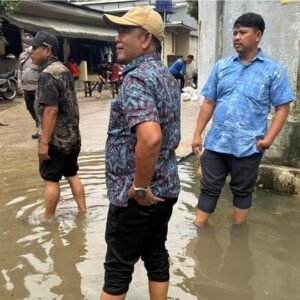 Camat Cipondoh Bersama Lurah Petir dan Binamas Monitoring Lokasi Banjir di Kelurahan Petir