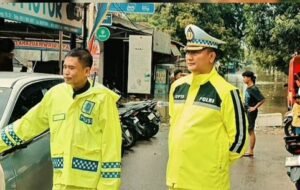 Antisipasi Kemacetan Saat Hujan Deras, Kasat Lantas Polres Metro Tangerang Kota Turun Langsung Atur Lalu Lintas