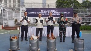 Terapkan One Day One Cell Rutan Kelas I Bandung Musnahkan Barang Bukti Hasil Sidak/Penggeledahan, Tegaskan Komitmen Zero HALINAR