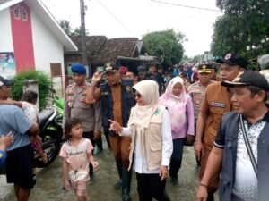 Wakapolres Pandeglang Dampingi Bupati Tinjau Luapan Air dan Kesiapsiagaan Penanganan Bencana di Desa Pagelaran