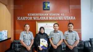 Kakanwil Kemenkum Malut Serahkan Surat Pencatatan Ciptaan Alat Tenun Ngale Gahi Puta