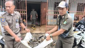 Satpol PP Kota Tangerang Hadirkan Harapan di Tengah Lumpur Pascabanjir