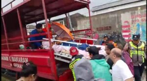 Aksi Heroik Damkar Ciledug di Tengah Banjir, Selamatkan Lansia Sakit Gunakan Truk Evakuasi