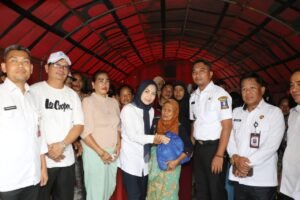 Tinjau Banjir di Carenang, Bupati Ratu Zakiyah Pastikan Tidak Ada Warga Kekurangan Makanan