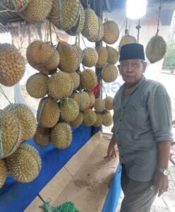 Manisnya Rezeki di Musim Duren, Abah Pudin Setia Layani Pelanggan di Jl Daan Mogot