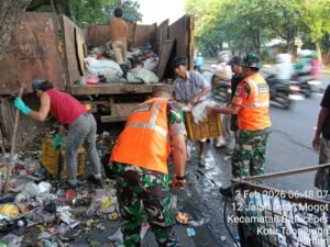 Humanis! Satgas Sampah Koramil Batuceper Bahu-Membahu Bersihkan Tumpukan Sampah di Jalan Daan Mogot