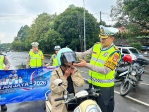 Demi Keselamatan Bersama, Polisi dan PUPR Tambal Jalan Rusak Sambil Edukasi Pengendara di Kota Tangerang