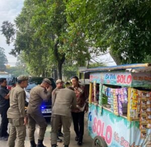 Satpol PP Kota Tangerang Tertibkan PKL di Fasilitas Umum, Tegakkan Perda Ketertiban