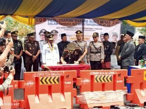 Dandim 0506/Tgr Hadiri Pemusnahan 1.128 Botol Miras di HUT ke-33 Kota Tangerang