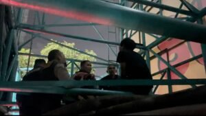 Aksi Dramatis di Batuceper Tangerang, Polisi Selamatkan Pria dari Atas Reklame