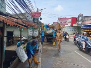 DLH Kota Tangerang Bersihkan Sampah Pascabanjir di Sejumlah Wilayah