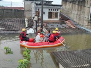 Petugas Gabungan Intensifkan Evakuasi Warga Terdampak Banjir di Kota Tangerang