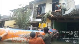 Evakuasi Penuh Haru: Bayi Tiga Hari Diselamatkan dari Kepungan Banjir di Puri Kartika Baru