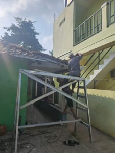 Babinsa Koramil 01/Tgr Bantu Warga Pasang Genteng, Wujud Nyata Gotong Royong di Pinang