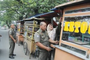 Satpol PP Kota Tangerang Tertibkan PKL di Sejumlah Ruas Jalan Utama