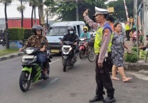 Kanit Lantas Polsek Tangerang Lakukan Pengaturan Lalu Lintas di Jalan TMP Taruna Sore Hari