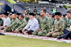 Wapang TNI Dampingi Menhan RI Shalat Idul Adha Bersama Prajurit dan Masyarakat di Papua Barat