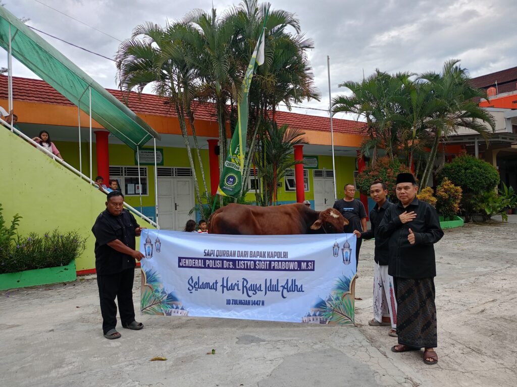 Caption Poto : KH Ahmad Rafiudin saat menerima Hewan Kurban dari Kapolri