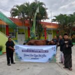 Caption Poto : KH Ahmad Rafiudin saat menerima Hewan Kurban dari Kapolri