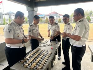 Pastikan Keamanan Tetap Optimal, Petugas Lapas Cilegon Lakukan Pemeriksaan dan Perawatan Gembok Blok Hunian