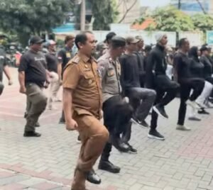 Perkuat Kedisiplinan dan Keamanan Lingkungan, Satlinmas Kecamatan Tangerang Ikuti Pelatihan PBB
