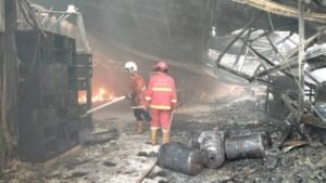 BPBD Kota Tangerang Kerahkan 60 Personel dan 16 Mobil Damkar, Sembilan Gudang di Jatiuwung Terbakar